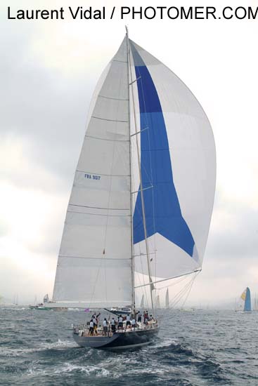 2004_1008_131758AA BLUE DIAMOND FRA 9517